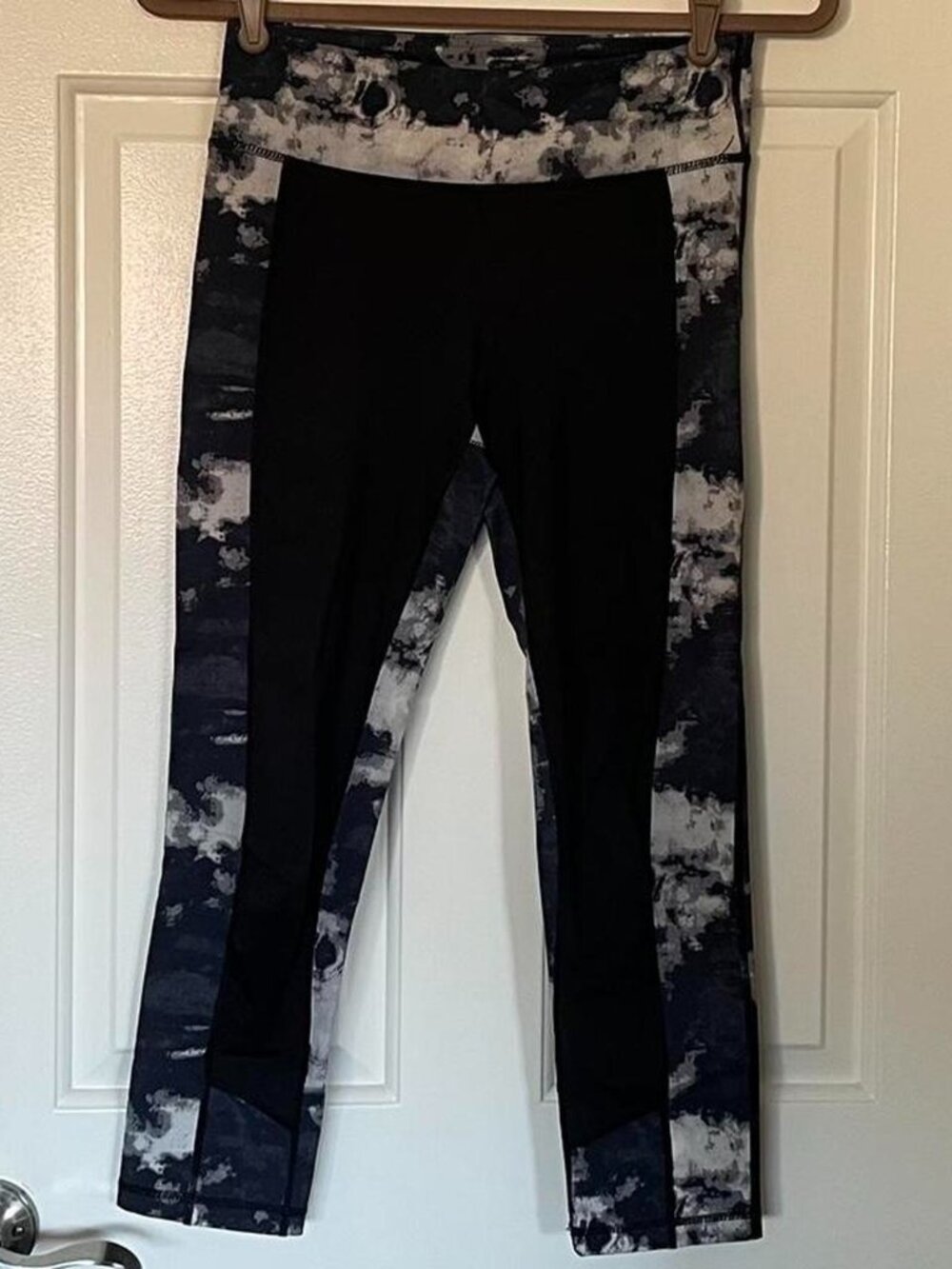 Carly Jean Los Angeles Marble Pattern Leggings